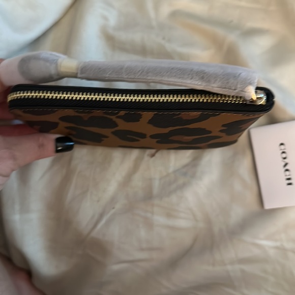 NWT Coach CORNER ZIP WRISTLET WITH LEOPARD PRINT - Picture 4 of 8